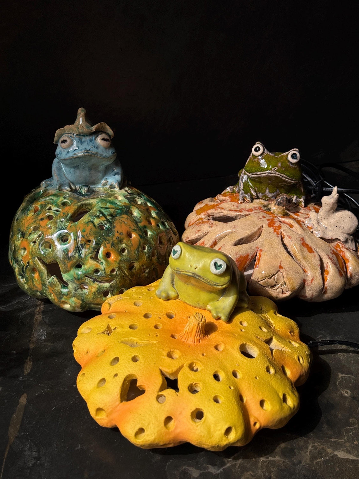PHOTO CERAMIC FROGS