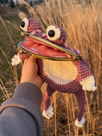 Handmade Crochet Frog Bag – Unique Kawaii Crossbody Purse with Roses – Quirky Gift for Her