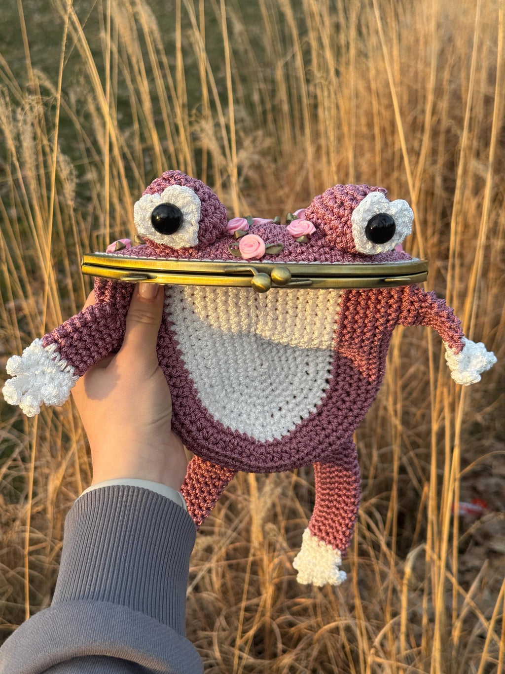 Handmade Crochet Frog Bag – Unique Kawaii Crossbody Purse with Roses – Quirky Gift for Her