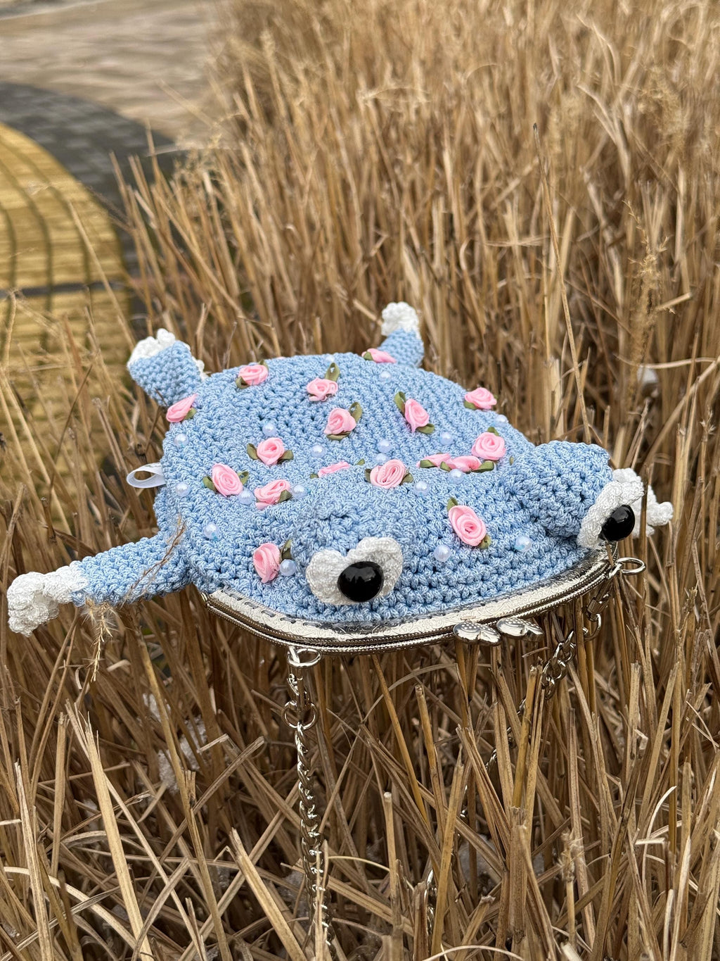 Handmade Crochet Toad Bag – Unique Kawaii Crossbody Purse with Roses and Pearls – Whimsical Blue Amigurumi Frog Gift for Her