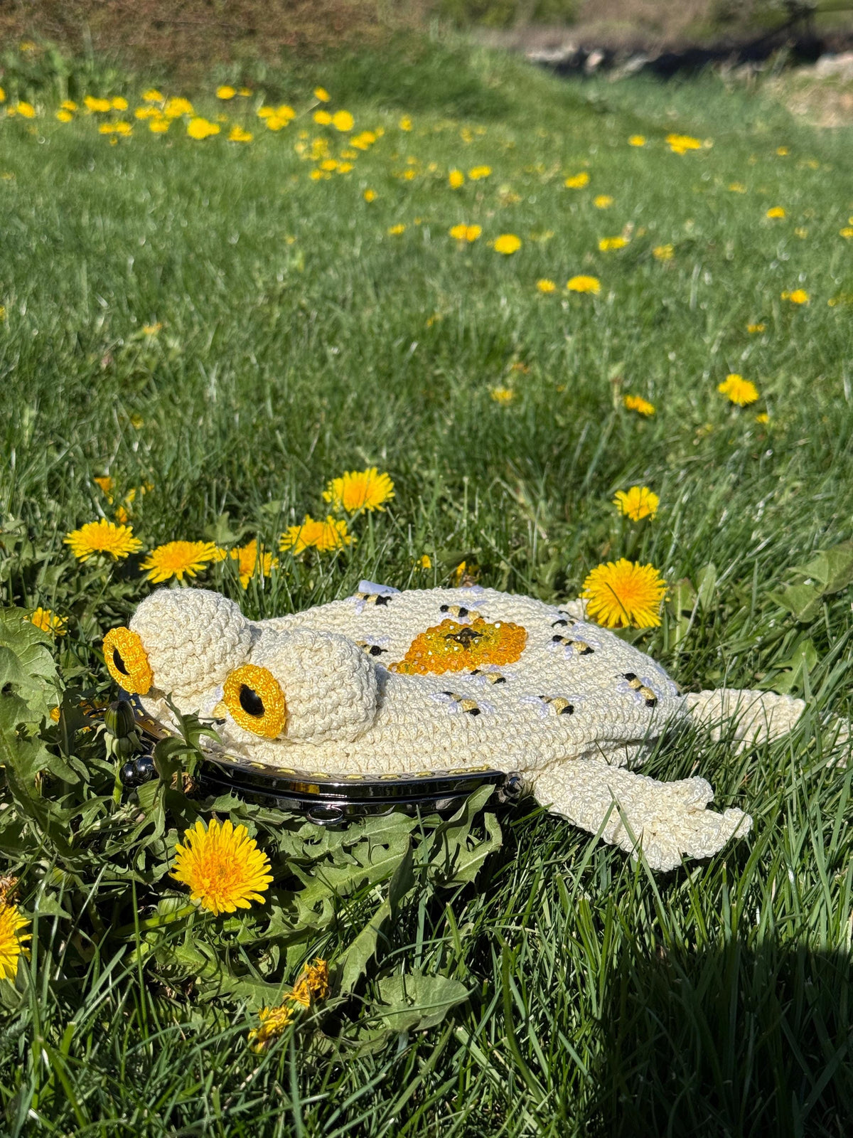 Handmade Crochet Frog Bag – Unique Bee & Beehive Design, Kawaii Frog Purse, Whimsical Animal Handbag, Gift for Her