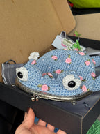Handmade Crochet Toad Bag – Unique Kawaii Crossbody Purse with Roses and Pearls – Whimsical Blue Amigurumi Frog Gift for Her