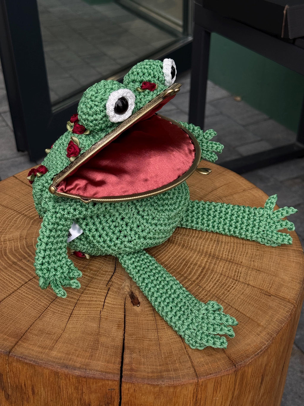 Green minimalist crochet frog bag with red roses, handmade frog purse with kiss-lock clasp