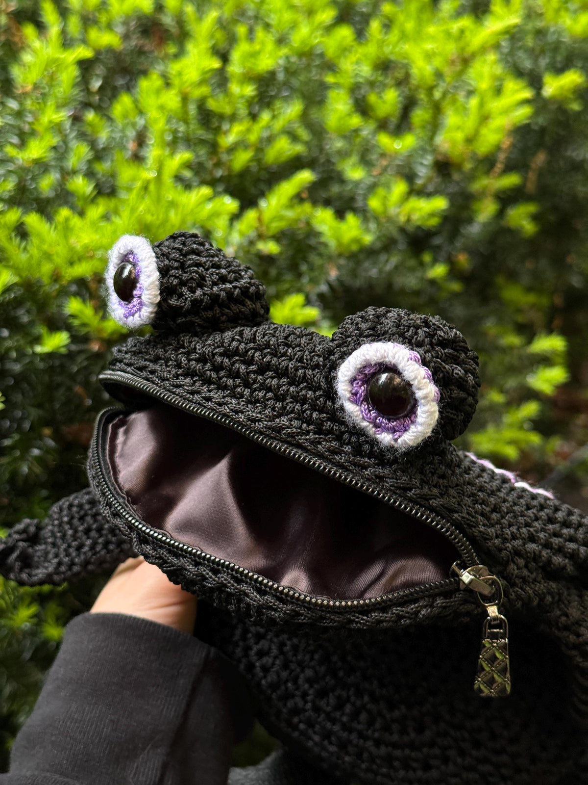 Crochet Frog Bag with Zipper – Custom Embroidery Option – Black Handmade Purse with Strap – Lined Durable Macrame Frogcore Gift