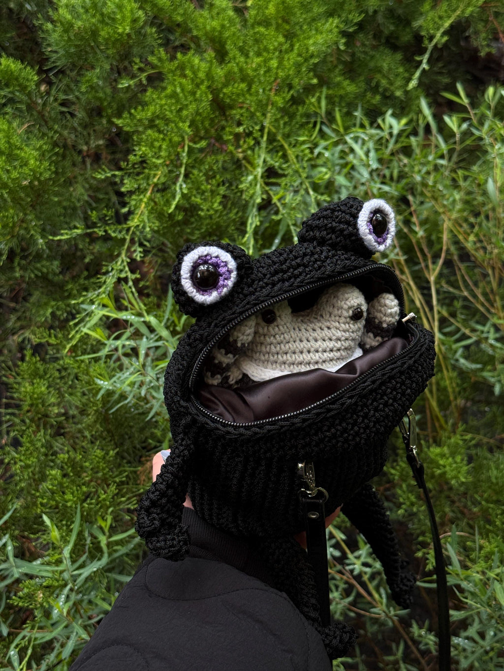 Crochet Frog Bag with Zipper – Custom Embroidery Option – Black Handmade Purse with Strap – Lined Durable Macrame Frogcore Gift