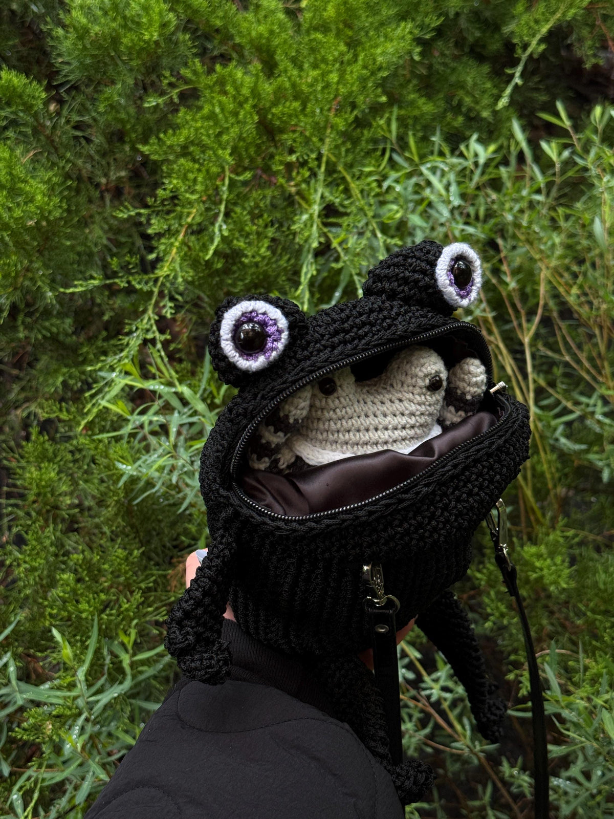 Crochet Frog Bag with Zipper – Custom Embroidery Option – Black Handmade Purse with Strap – Lined Durable Macrame Frogcore Gift