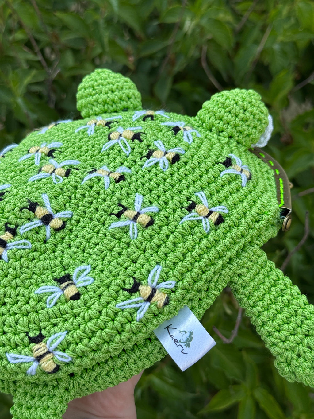Crochet Frog Bag with Bees – Handmade Frog Purse with Kiss Clasp and Chain Strap – Bee Embroidered Animal Bag – Green Frog Crossbody