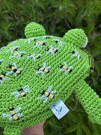 Crochet Frog Bag with Bees – Handmade Frog Purse with Kiss Clasp and Chain Strap – Bee Embroidered Animal Bag – Green Frog Crossbody