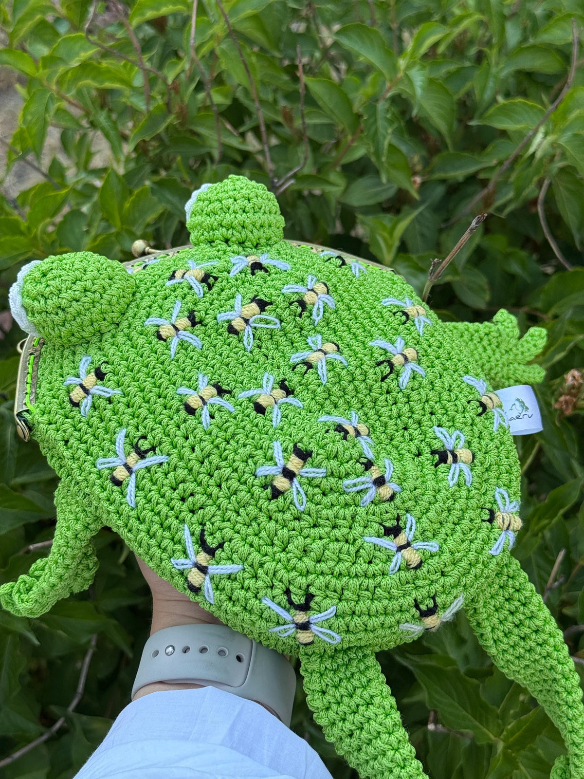 Crochet Frog Bag with Bees – Handmade Frog Purse with Kiss Clasp and Chain Strap – Bee Embroidered Animal Bag – Green Frog Crossbody