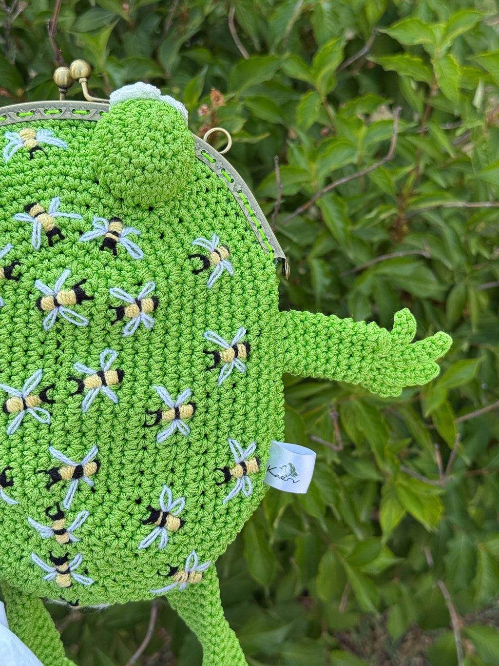 Crochet Frog Bag with Bees – Handmade Frog Purse with Kiss Clasp and Chain Strap – Bee Embroidered Animal Bag – Green Frog Crossbody