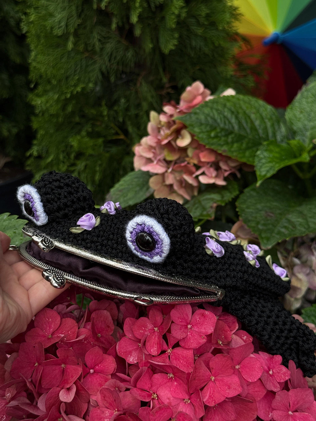 Black Crochet Frog Bag with Purple Roses – Handmade Frog Purse with Kiss Clasp and Chain Strap – Romantic Dark Frog Crossbody