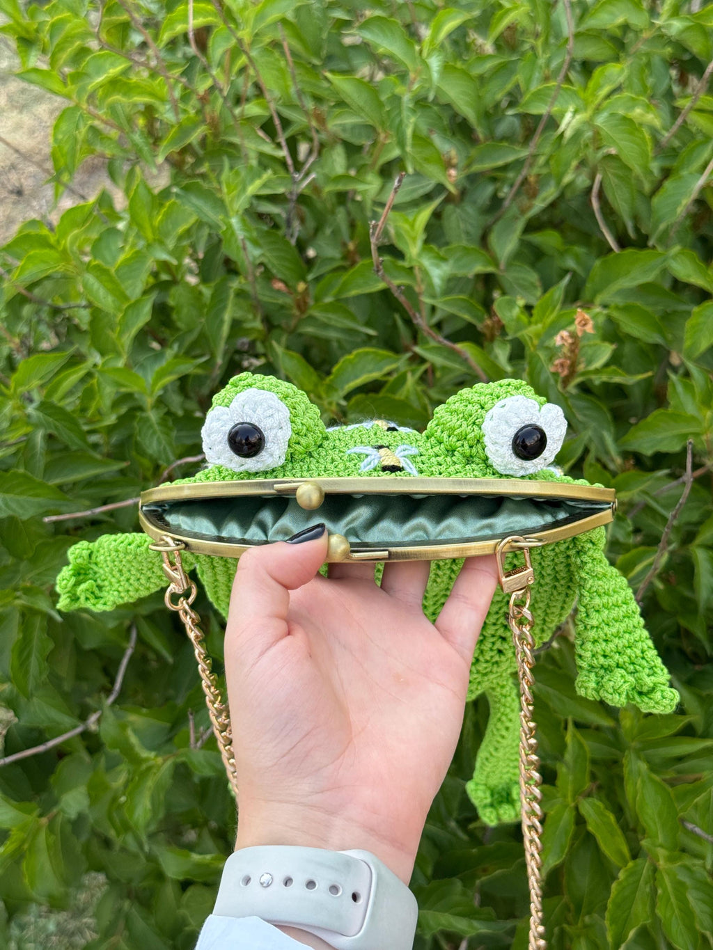 Crochet Frog Bag with Bees – Handmade Frog Purse with Kiss Clasp and Chain Strap – Bee Embroidered Animal Bag – Green Frog Crossbody