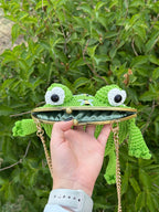 Crochet Frog Bag with Bees – Handmade Frog Purse with Kiss Clasp and Chain Strap – Bee Embroidered Animal Bag – Green Frog Crossbody