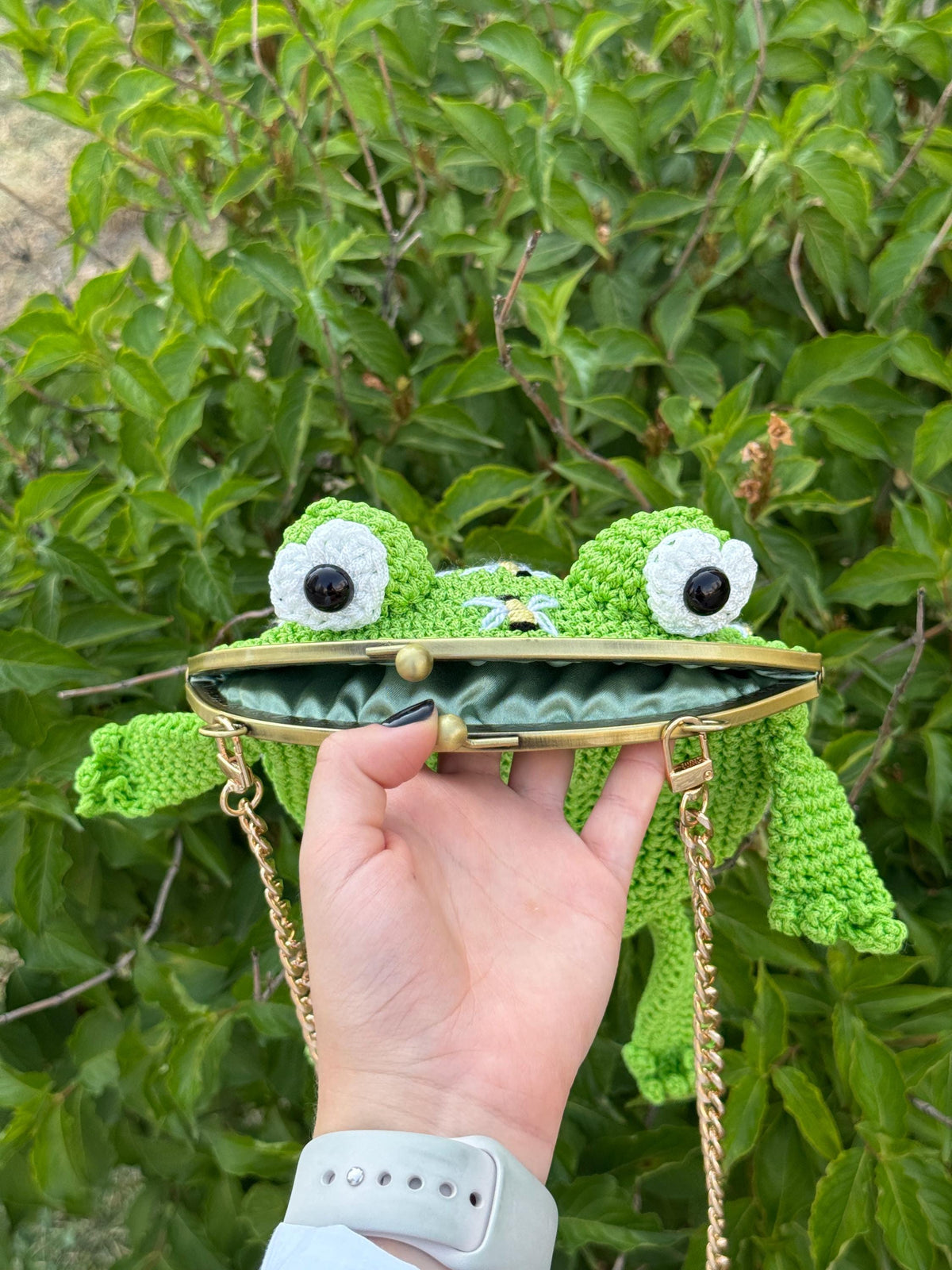 Crochet Frog Bag with Bees – Handmade Frog Purse with Kiss Clasp and Chain Strap – Bee Embroidered Animal Bag – Green Frog Crossbody