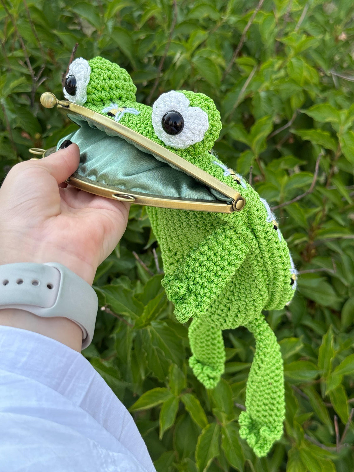 Crochet Frog Bag with Bees – Handmade Frog Purse with Kiss Clasp and Chain Strap – Bee Embroidered Animal Bag – Green Frog Crossbody