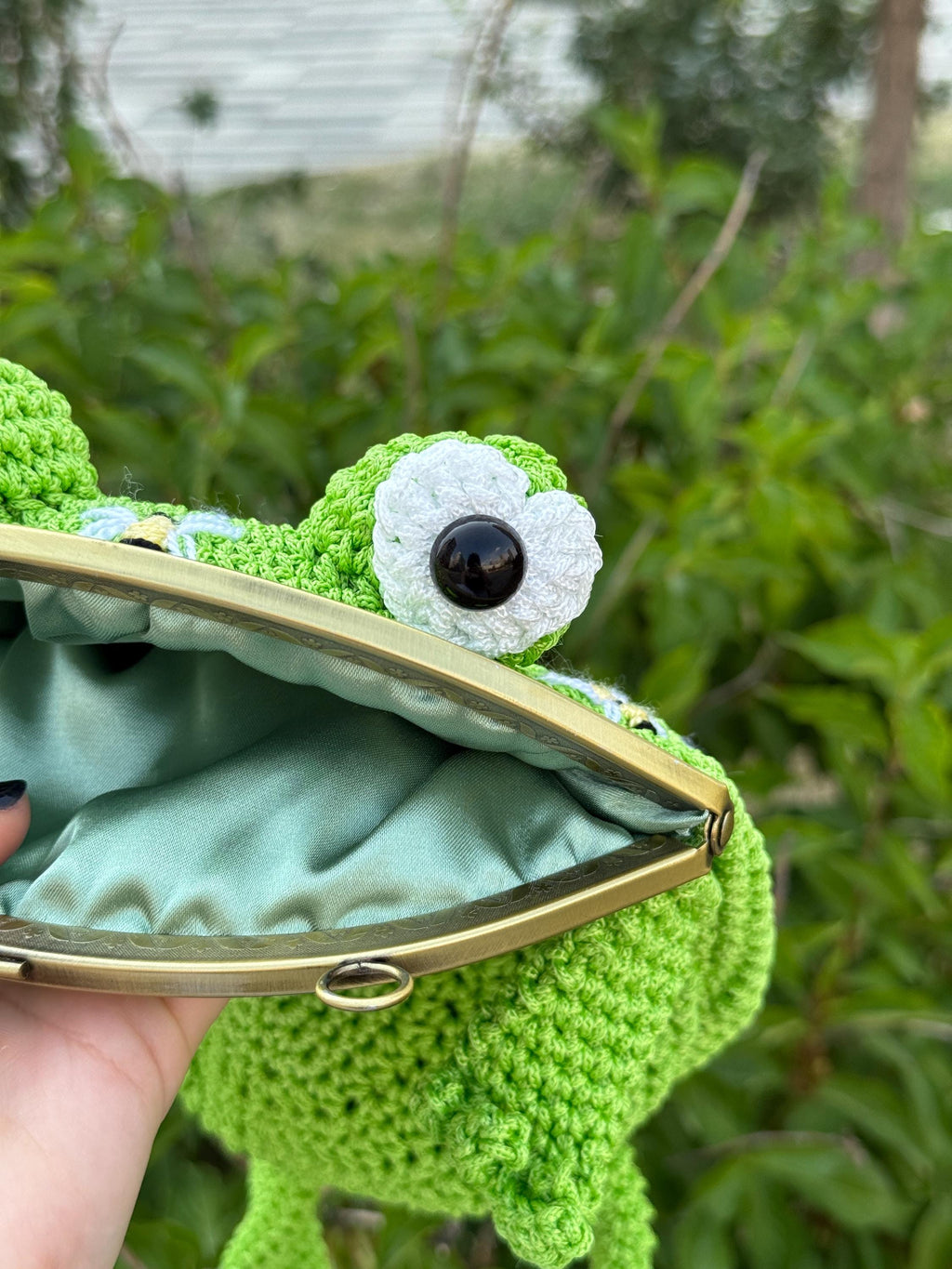 Crochet Frog Bag with Bees – Handmade Frog Purse with Kiss Clasp and Chain Strap – Bee Embroidered Animal Bag – Green Frog Crossbody