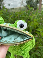 Crochet Frog Bag with Bees – Handmade Frog Purse with Kiss Clasp and Chain Strap – Bee Embroidered Animal Bag – Green Frog Crossbody