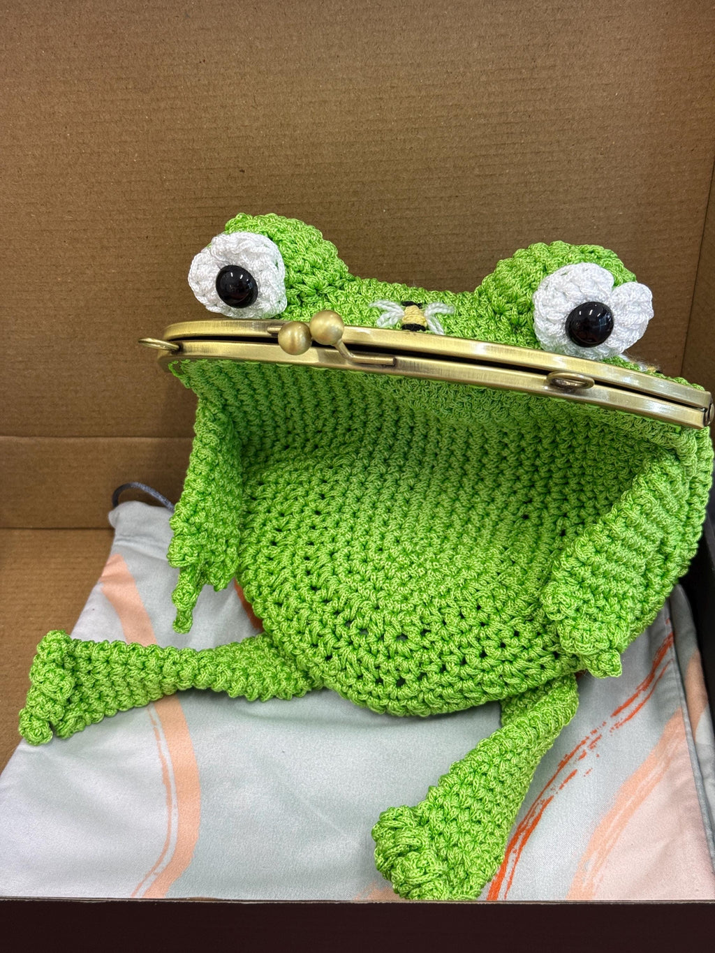 Crochet Frog Bag with Bees – Handmade Frog Purse with Kiss Clasp and Chain Strap – Bee Embroidered Animal Bag – Green Frog Crossbody