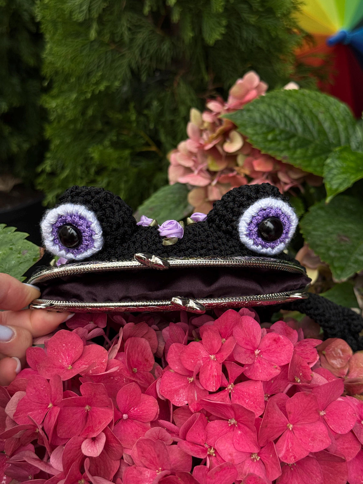 Black Crochet Frog Bag with Purple Roses – Handmade Frog Purse with Kiss Clasp and Chain Strap – Romantic Dark Frog Crossbody