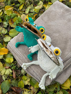 Handmade Crochet Frog Bag – Unique Bee & Beehive Design, Kawaii Frog Purse, Whimsical Animal Handbag, Gift for Her
