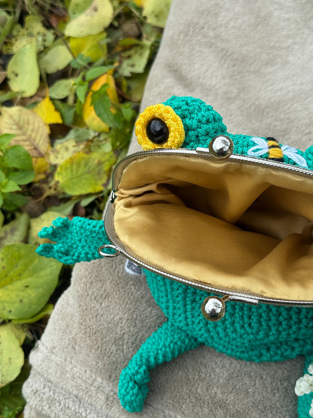 Handmade Crochet Frog Bag – Unique Bee & Beehive Design, Kawaii Frog Purse, Whimsical Animal Handbag, Gift for Her