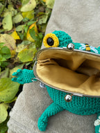 Handmade Crochet Frog Bag – Unique Bee & Beehive Design, Kawaii Frog Purse, Whimsical Animal Handbag, Gift for Her