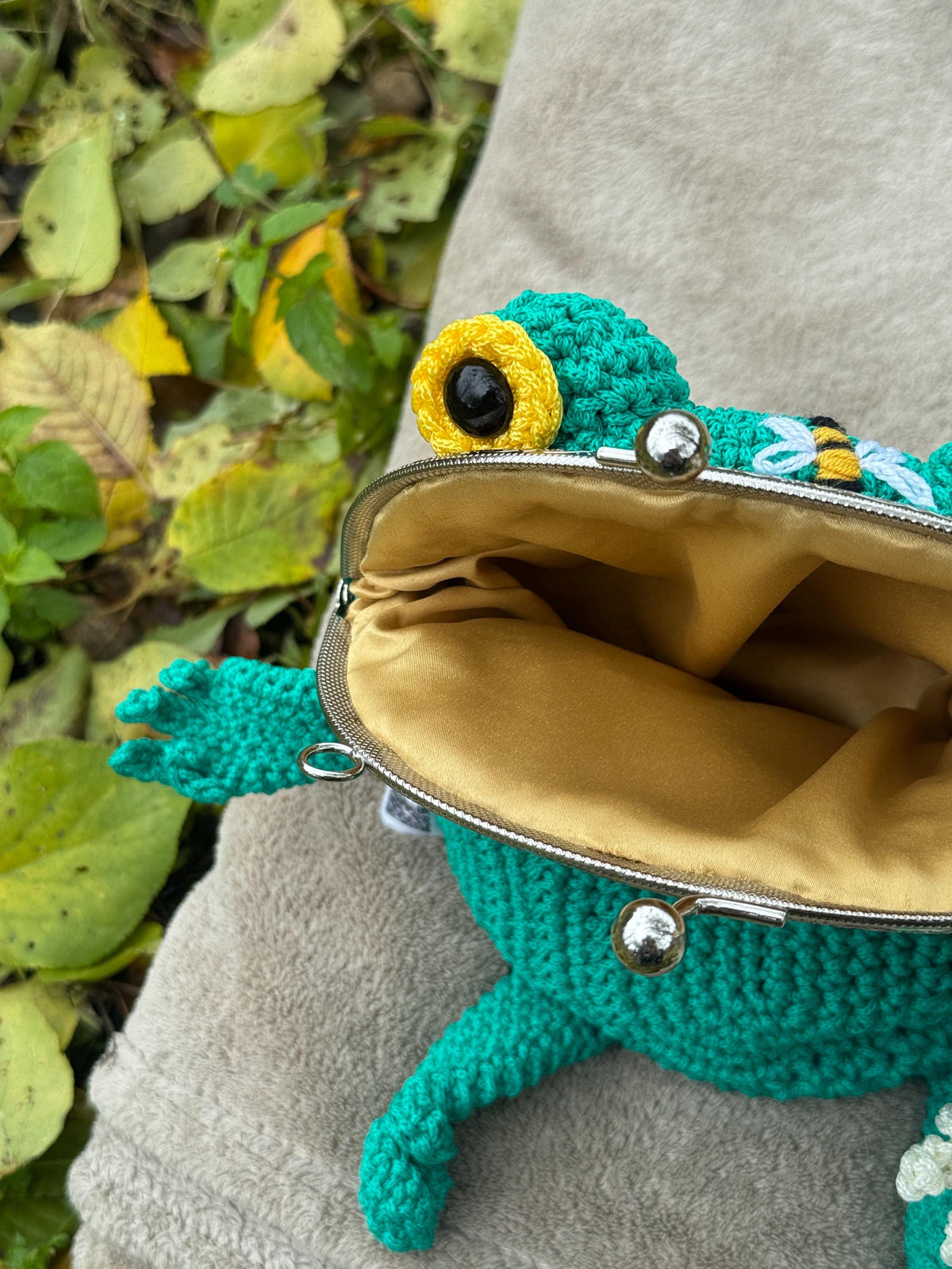 Handmade Crochet Frog Bag – Unique Bee & Beehive Design, Kawaii Frog Purse, Whimsical Animal Handbag, Gift for Her