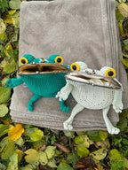 Handmade Crochet Frog Bag – Unique Bee & Beehive Design, Kawaii Frog Purse, Whimsical Animal Handbag, Gift for Her