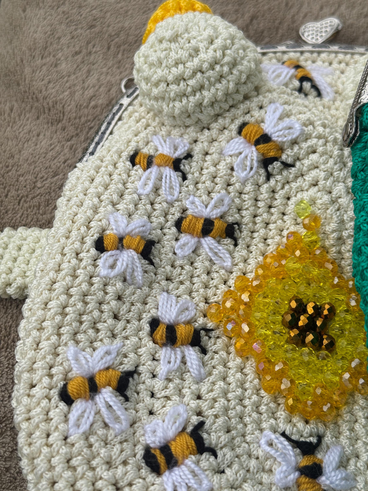 Handmade Crochet Frog Bag – Unique Bee & Beehive Design, Kawaii Frog Purse, Whimsical Animal Handbag, Gift for Her