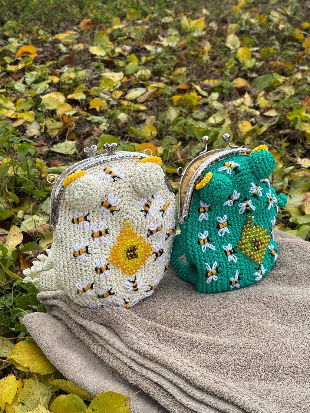 Handmade Crochet Frog Bag – Unique Bee & Beehive Design, Kawaii Frog Purse, Whimsical Animal Handbag, Gift for Her