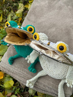 Handmade Crochet Frog Bag – Unique Bee & Beehive Design, Kawaii Frog Purse, Whimsical Animal Handbag, Gift for Her