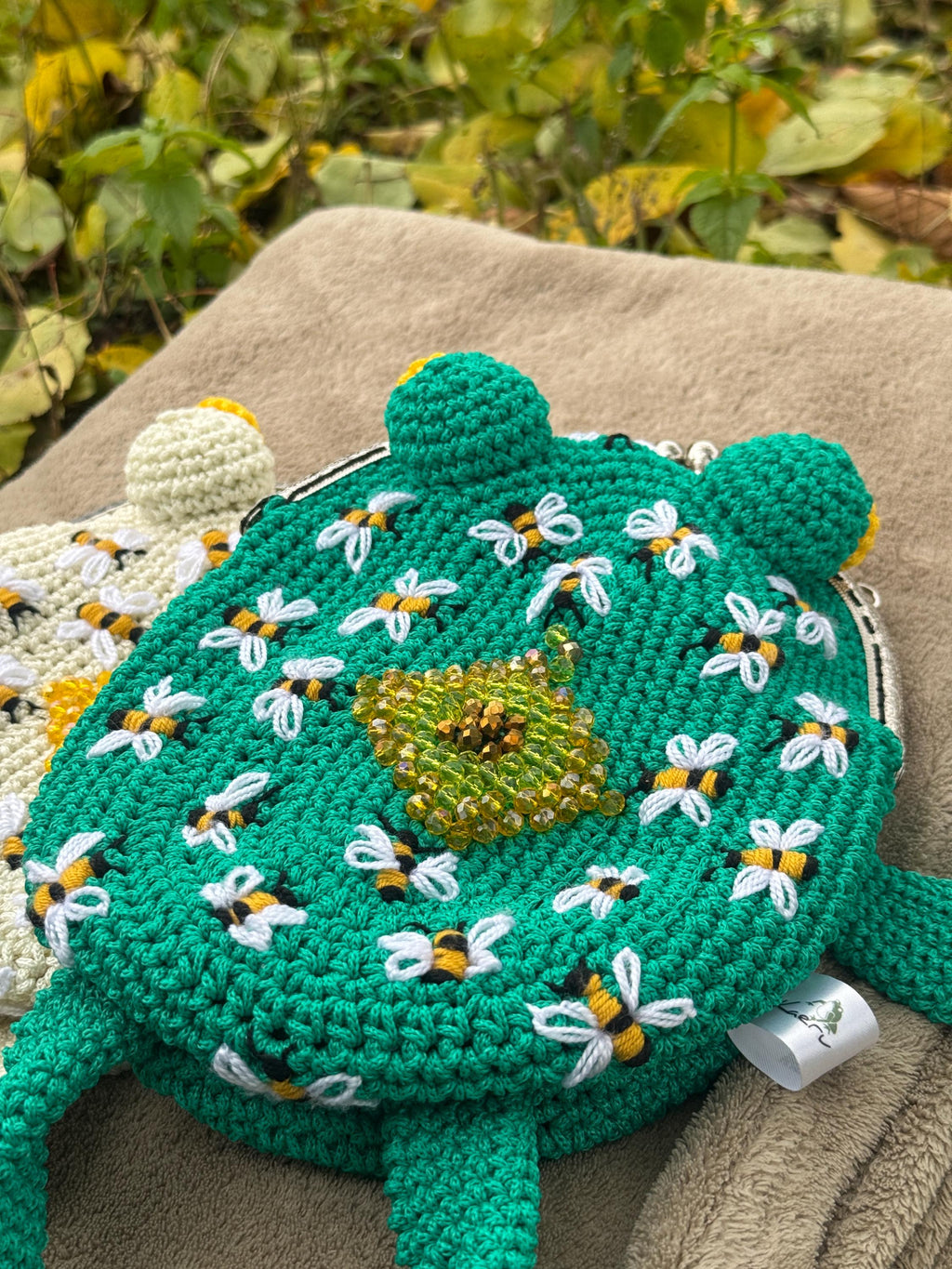 Handmade Crochet Frog Bag – Unique Bee & Beehive Design, Kawaii Frog Purse, Whimsical Animal Handbag, Gift for Her
