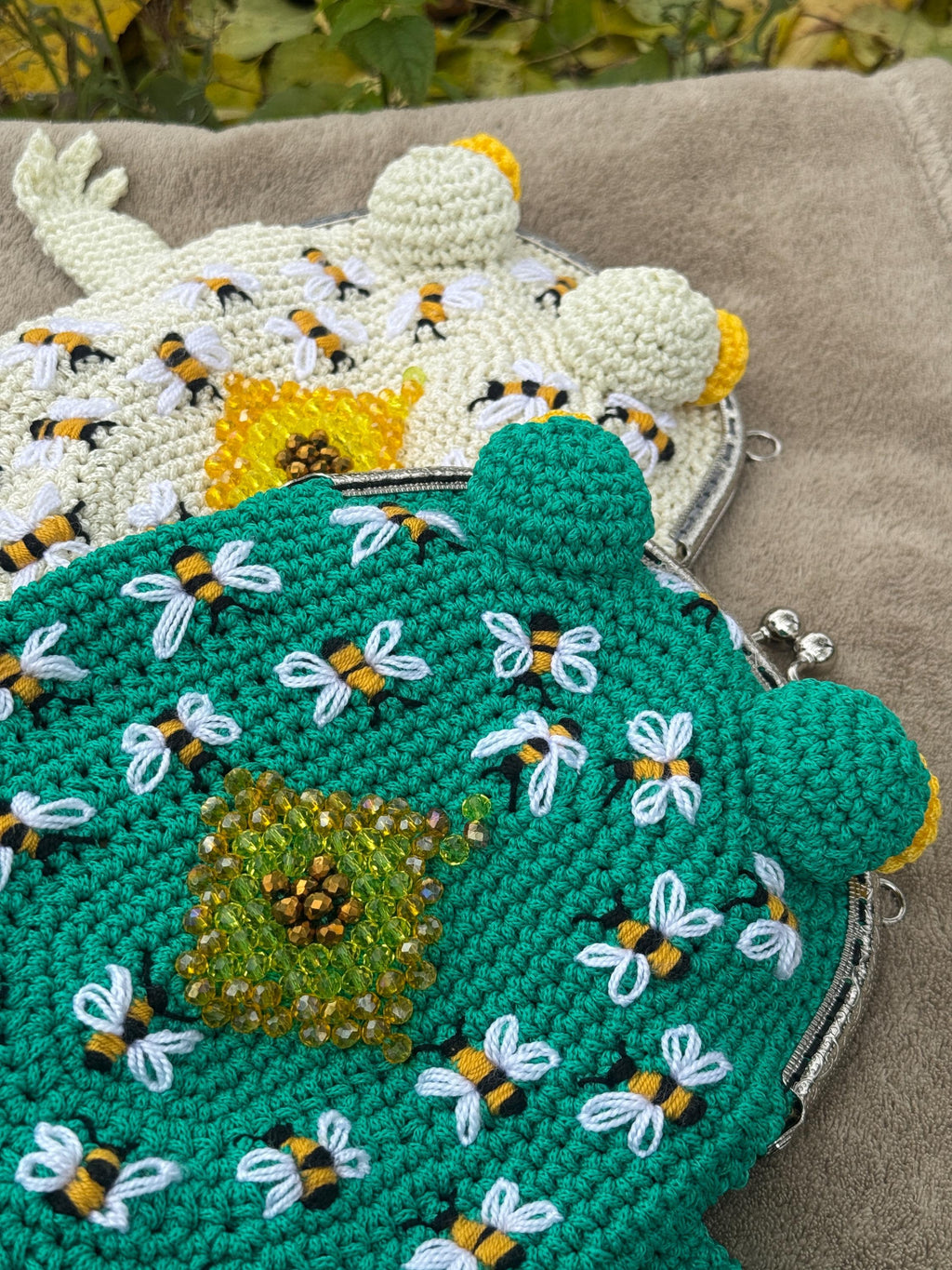 Handmade Crochet Frog Bag – Unique Bee & Beehive Design, Kawaii Frog Purse, Whimsical Animal Handbag, Gift for Her