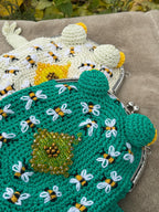 Handmade Crochet Frog Bag – Unique Bee & Beehive Design, Kawaii Frog Purse, Whimsical Animal Handbag, Gift for Her
