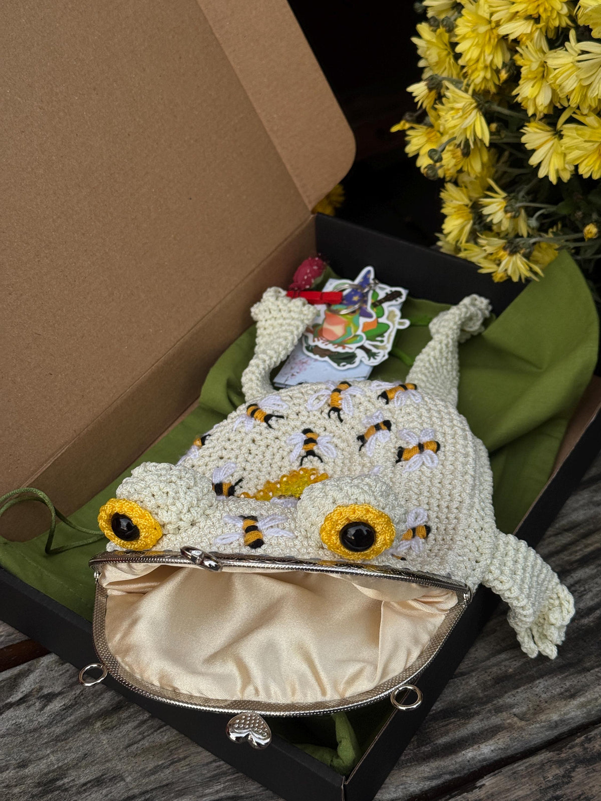 Handmade Crochet Frog Bag – Unique Bee & Beehive Design, Kawaii Frog Purse, Whimsical Animal Handbag, Gift for Her