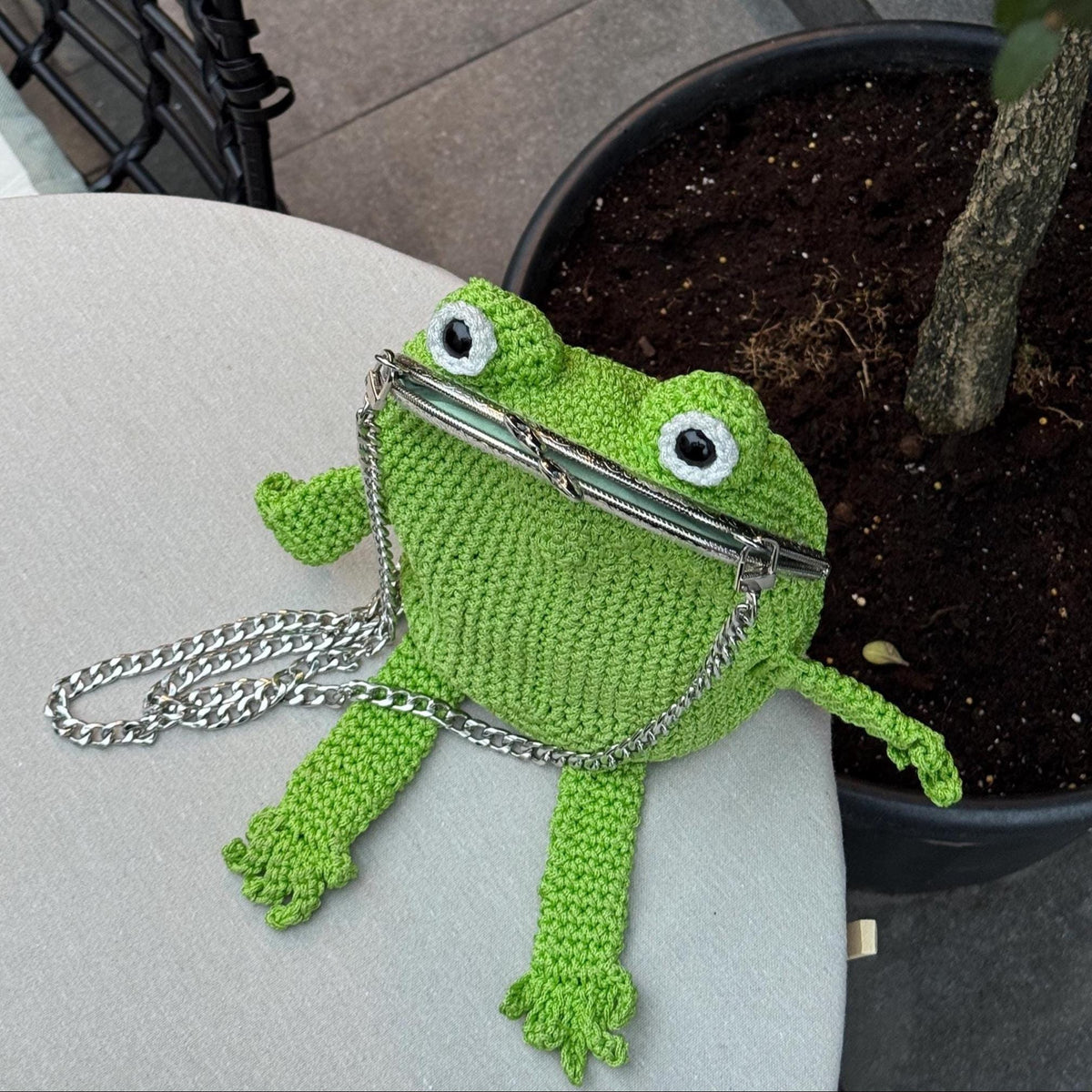 Green crochet frog bag with strap, handmade frog shoulder bag in cute minimalist style