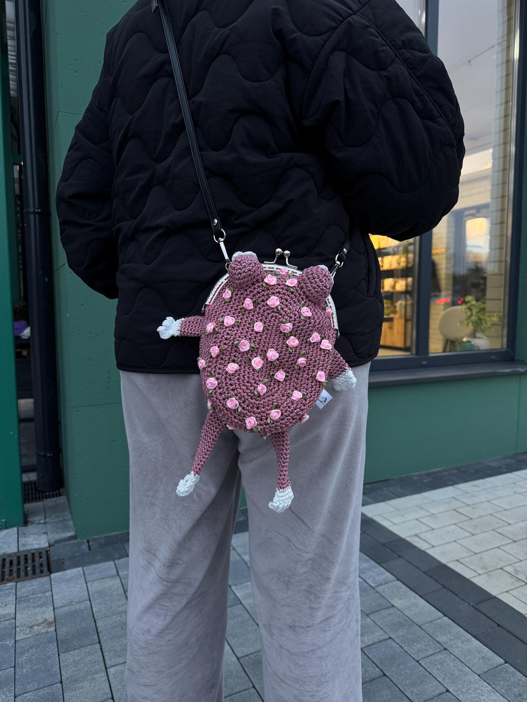 Handmade Crochet Frog Bag – Unique Kawaii Crossbody Purse with Roses – Quirky Gift for Her