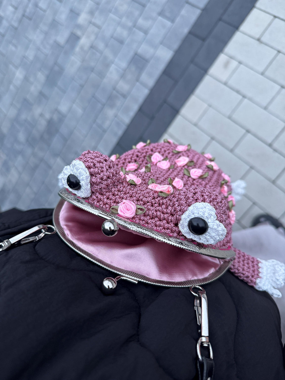 Handmade Crochet Frog Bag – Unique Kawaii Crossbody Purse with Roses – Quirky Gift for Her