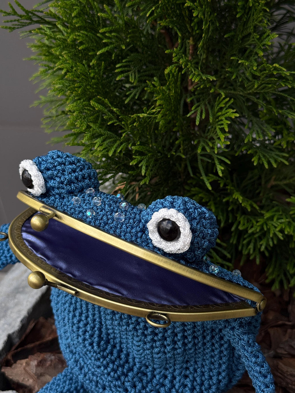 Crochet Frog Bag – Handmade Kawaii Frog Purse – Beaded Crossbody Bag – Czech Glass Beads