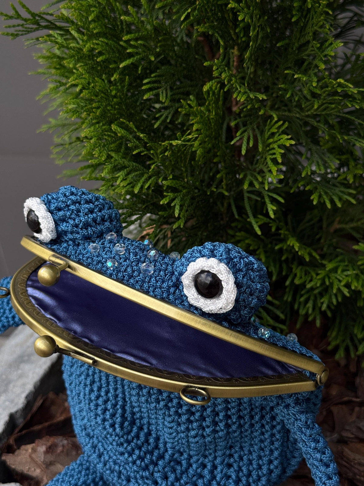 Crochet Frog Bag – Handmade Kawaii Frog Purse – Beaded Crossbody Bag – Czech Glass Beads