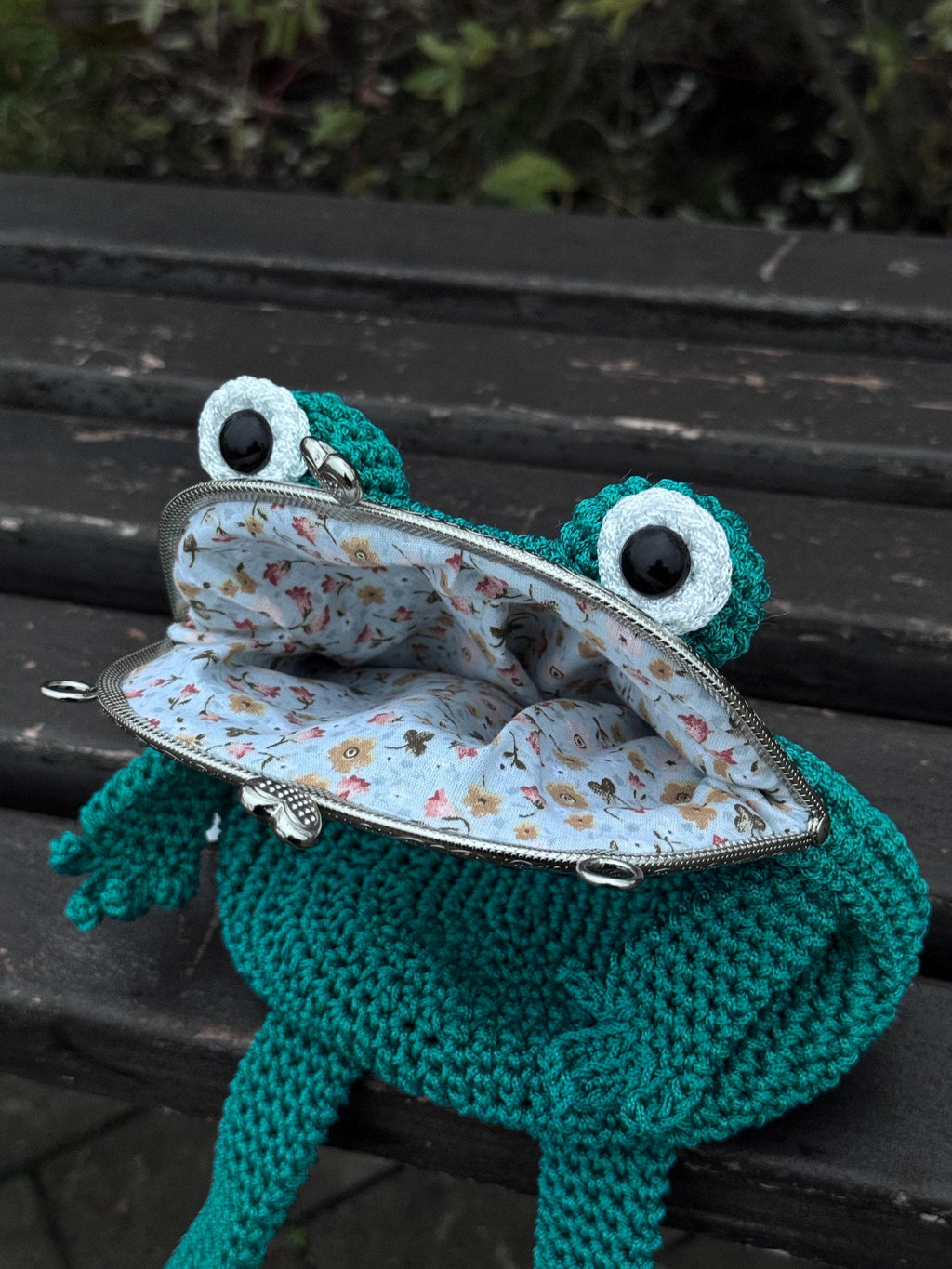 Emerald Frog Bag – Minimalist Crochet Frog Shoulder Bag with Floral Lining, Handmade Frog Purse