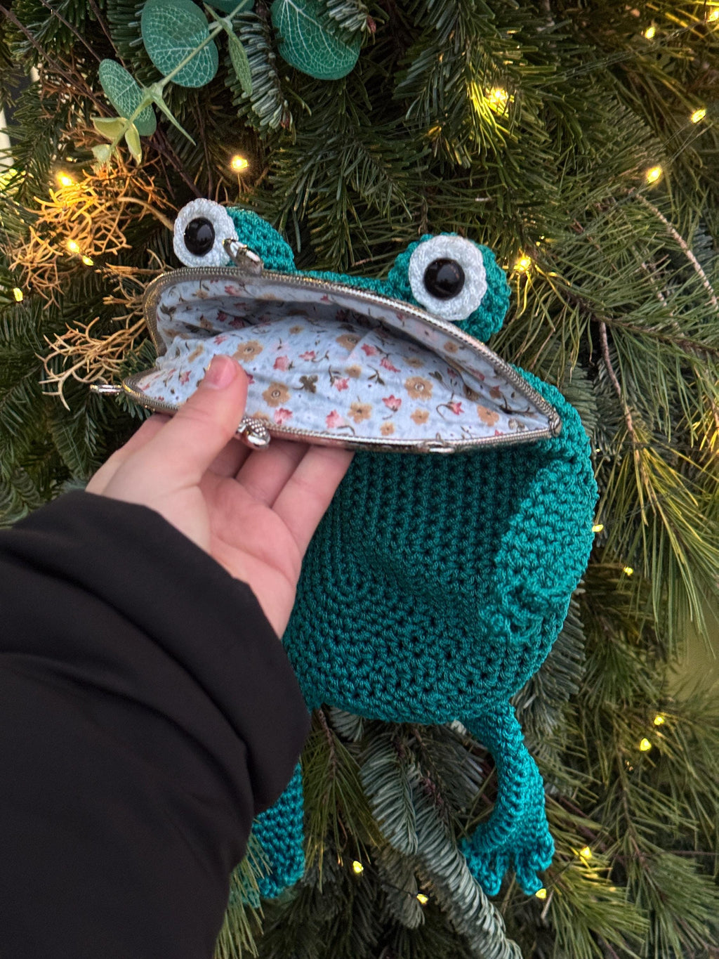 Emerald Frog Bag – Minimalist Crochet Frog Shoulder Bag with Floral Lining, Handmade Frog Purse