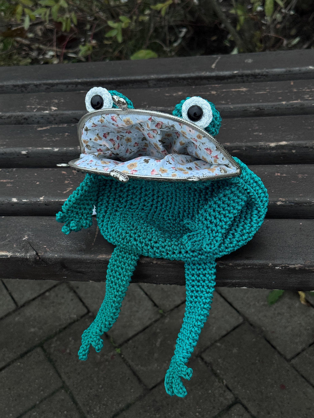 Emerald Frog Bag – Minimalist Crochet Frog Shoulder Bag with Floral Lining, Handmade Frog Purse