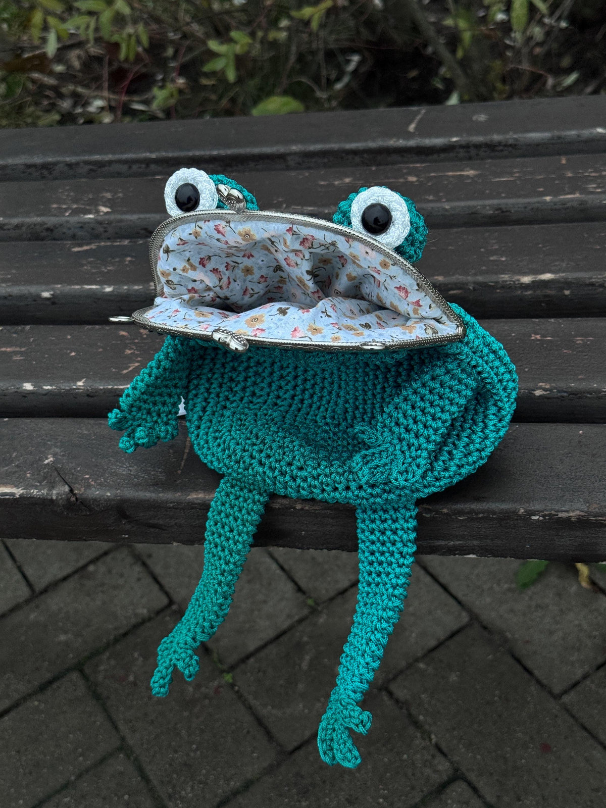 Emerald Frog Bag – Minimalist Crochet Frog Shoulder Bag with Floral Lining, Handmade Frog Purse