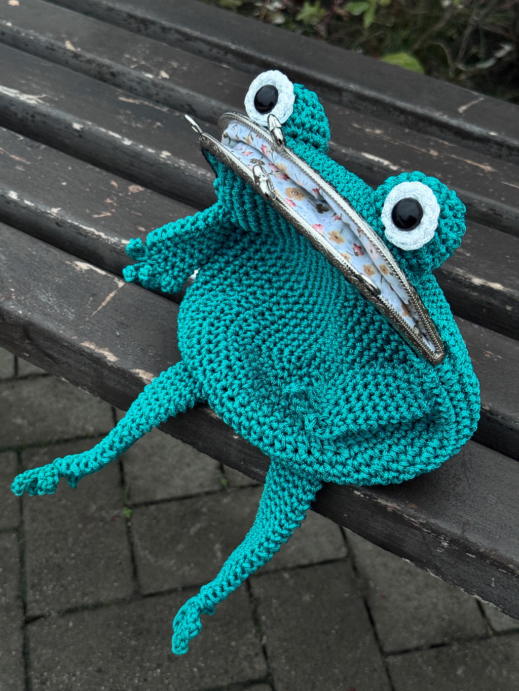 Emerald Frog Bag – Minimalist Crochet Frog Shoulder Bag with Floral Lining, Handmade Frog Purse