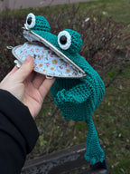 Emerald Frog Bag – Minimalist Crochet Frog Shoulder Bag with Floral Lining, Handmade Frog Purse