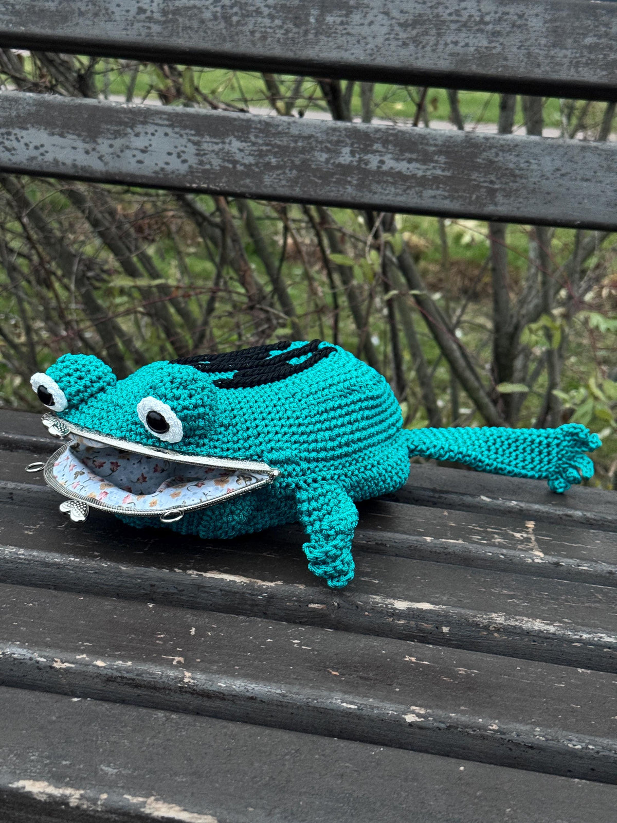 Emerald Frog Bag – Minimalist Crochet Frog Shoulder Bag with Floral Lining, Handmade Frog Purse