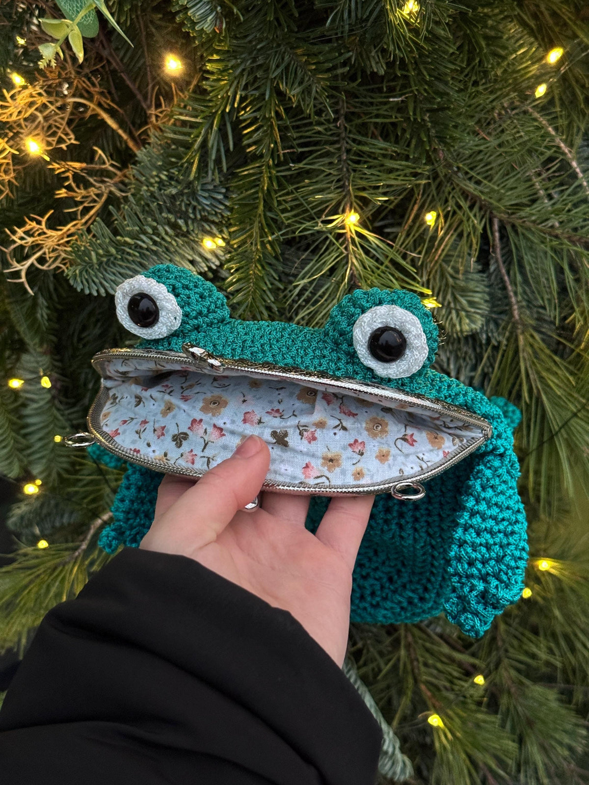 Emerald Frog Bag – Minimalist Crochet Frog Shoulder Bag with Floral Lining, Handmade Frog Purse