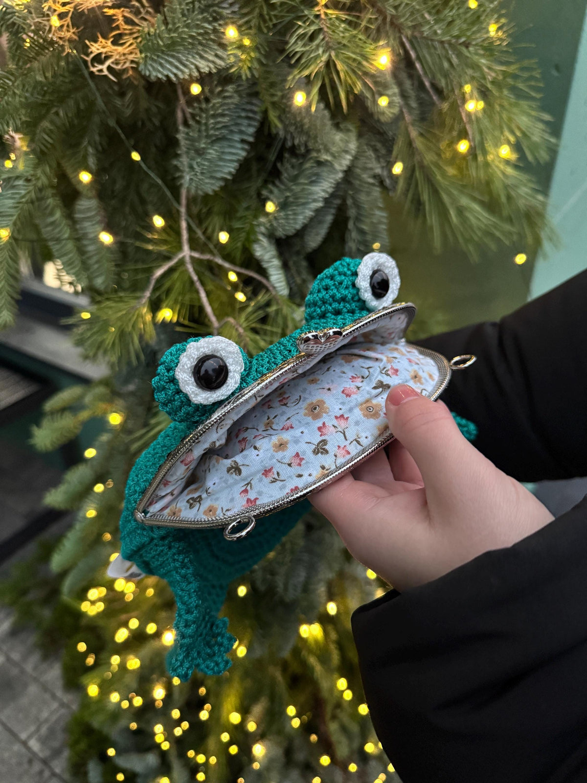 Emerald Frog Bag – Minimalist Crochet Frog Shoulder Bag with Floral Lining, Handmade Frog Purse