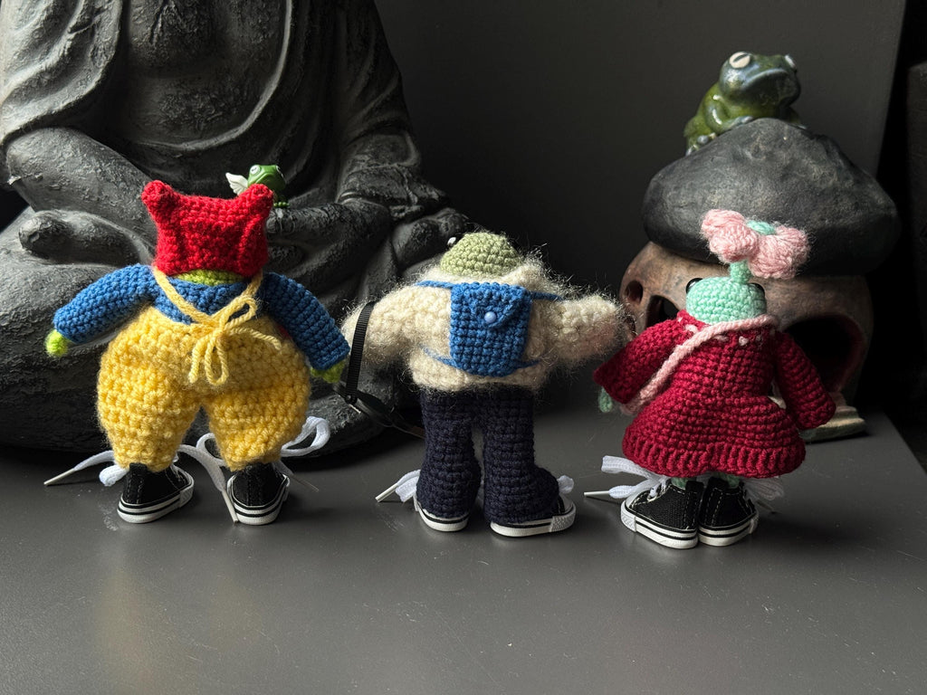 Poseable Crochet Frog Figurines – Handmade Mini Frogs with Metal Armature, Dressed Collectible